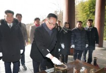 [크기변환]사진3_현충사 참배로 병오년 새해 첫날 일정 시작.JPG