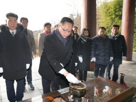 [크기변환]사진3_현충사 참배로 병오년 새해 첫날 일정 시작.JPG