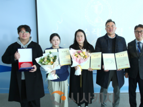 f_[사진자료] 관광진흥성과 인증 표창을 수여받은 직원들과 최동석 관광사업본부장(오른쪽).png