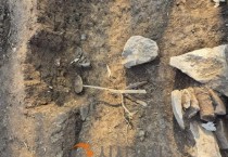 [크기변환]1. 아산 승계산성서 한성백제 축성 흔적 확인… 고고학적 단서 확보(3)_추정거울 출토전경.jpg