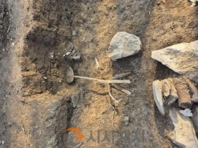 [크기변환]1. 아산 승계산성서 한성백제 축성 흔적 확인… 고고학적 단서 확보(3)_추정거울 출토전경.jpg