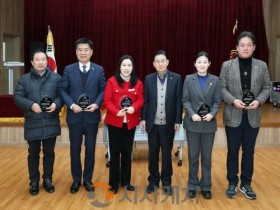 [크기변환]사진_문화복지환경위원회 의원들이 감사패를 수상했다.JPG