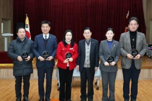 [크기변환]사진_문화복지환경위원회 의원들이 감사패를 수상했다.JPG