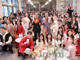 [크기변환]사진 1. 선문대가 베트남 한마음 설 행사 기념 행사를 진행했다.jpg