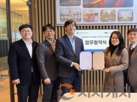 f_사진 1. 협약 후 기념촬영(좌 김희준 한국TOEIC위원회 본부장, 우 김선옥 선문대학교 외국어교육원장).jpg