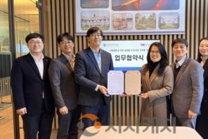 f_사진 1. 협약 후 기념촬영(좌 김희준 한국TOEIC위원회 본부장, 우 김선옥 선문대학교 외국어교육원장).jpg