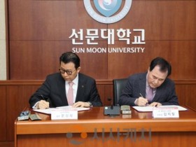 f_사진 1. 협약서에 서명하고 있다(좌 문성제 총장, 우 김지철 교육감).JPG