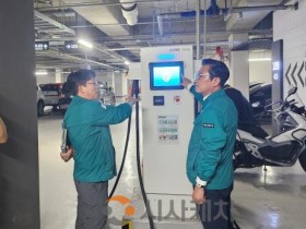 f_1. 김석필 천안시장 권한대행 부시장이 공동주택 지하주차장 전기차 충전시설을 점검하고 있다. (1).jpg