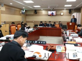 [크기변환]사진2_제264회 임시회 주요업무계획보고에서 기획행정농업위원회가 늦은 시각까지 업무보고를 이어갔다.JPG