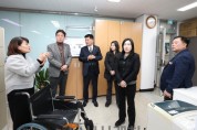 [크기변환]사진_문화복지환경위 주요업무계획보고 중 신설된 장애인복지과 사무실 현장방문 (3).JPG