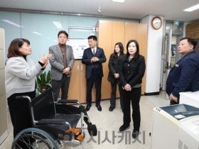 [크기변환]사진_문화복지환경위 주요업무계획보고 중 신설된 장애인복지과 사무실 현장방문 (3).JPG