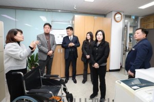 [크기변환]사진_문화복지환경위 주요업무계획보고 중 신설된 장애인복지과 사무실 현장방문 (3).JPG