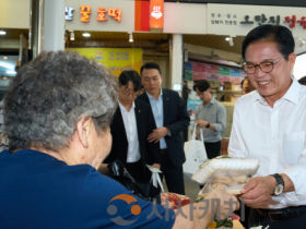 f_일자리경제과(김석필 천안시장 권한대행 전통시장 방문) (1).png