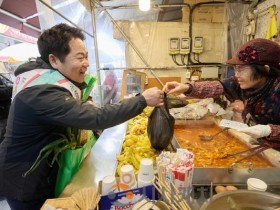 [크기변환]1. 오세현 아산시장, 설 명절 맞아 ‘전통시장 장보기’ 나서(3).jpg