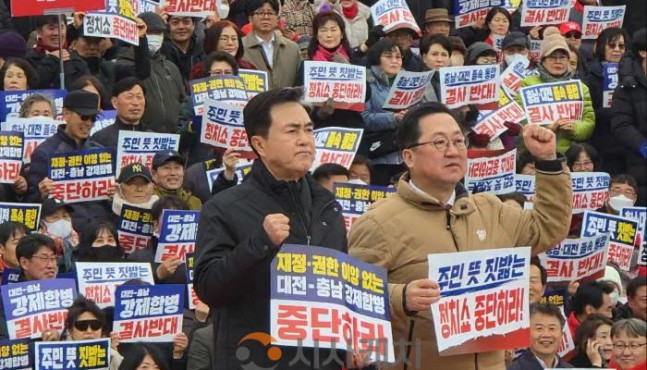 김태흠·이장우 첫 선언 후 이재명 대통령 지지·민주당 특별법안까지…정치적 전쟁터 된 대전충남행정통합