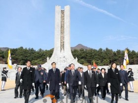 [크기변환]2. 이장우 시장, 제107주년 3‧1절 국립대전현충원 참배 3.jpg