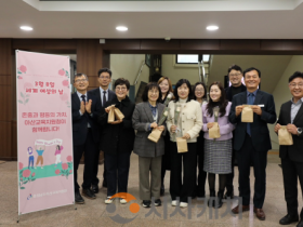 f_보도자료(아산교육지원청, 세계 여성의 날 맞아 ‘빵과 장미’ 나눔 행사 실시).png