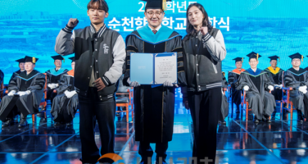 f_사진 01 카자흐스탄 출신 국제대학 글로벌자유전공학과 1학년 신입생 딜나즈 학생이 입학선서를 한 뒤 송병국 총장과 기념촬영을 하고 있다..png