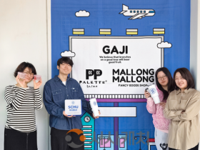 f_사진 01 ‘지역·동문 상생 이용 협약’ 캠페인 참여 기업 ㈜가지(공동대표 조예리·장범진) 임직원들이 ‘지역·동문 상생 이용 협약’ 캠페인 100호점 달성을 기념해 인증 현판을 들고 기념촬영을 하고 있다..png