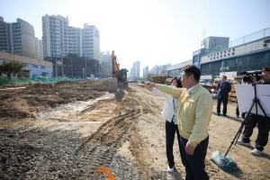 [크기변환]2. 오세현 아산시장, 동부권 노인복지관 신축 예정지 점검(3).jpg