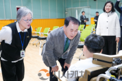 f_사진1_충남교육청, 보행재활로봇 시연회 현장 방문.png