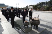 김태흠 지사, 연평해전·천안함 용사 묘역 참배