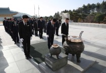 김태흠 지사, 연평해전·천안함 용사 묘역 참배