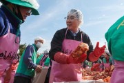 박경귀 시장, "이웃사랑 김치 나눔" 봉사