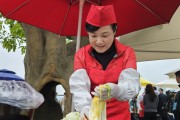 김태흠 충남도지사 부인 이미숙 여사, 세종 이응다리서 “김장 품앗이”